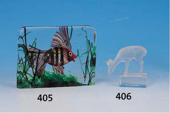 GLASSKULTUR, LALIQUE, FRANCE, 30ER JAHRE, REHKITZ AUF SOCKEL, FARBLOSES GLAS, TEILMAT- TIERT, SIGN., AN EINEM OHR BEST., H. CA. 9 CM,L. CA. 8,5 CM