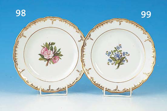 ZIERTELLER, KPM, BERLIN, UM 1835, PORZELLAN, BOTANISCHE DARSTELLUNG, VEILCHEN- BOUQUET, GOLDSTAFFAGE, TEILRELIEF. D. CA. 21,5CM
