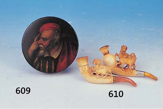 KONVOLUT ZWEI MEERSCHAUMPFEIFEN, UM 1890, GESCHNITZTE JAGDSZENEN, 1 X ZWEI BöCKE, 1 X 2 JAGDHUNDE, IN ORIGINALSCHATULLE, JE CA. 10 CM, ...