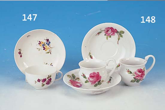 TASSE MIT UNTERTASSE, MEISSEN, UM 1760, PORZELLAN, BUNTE BLUMENMALEREI, BOUQUETS U. STREUBLüMCHEN, TASSENH. 5 CM, D. 8 CM, L. AL- TERSSP.
