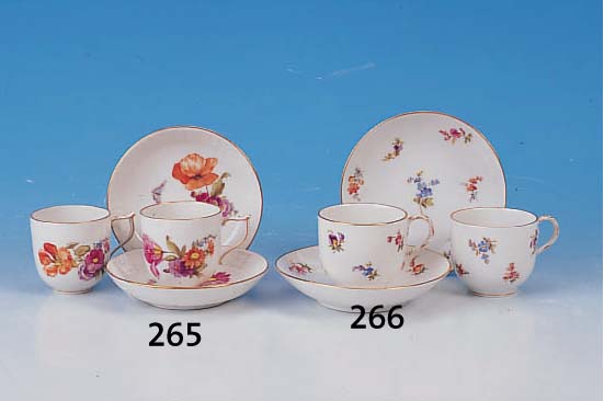ZWEI MOKKATASSEN M. UNTERTASSEN, MEISSEN, UM 1870/80, PORZELLAN, BUNTE BEMALUNG, STREU- BLüMCHEN, GOLDSTAFFAGE, TASSENH. 5,5 CM, D. 6 CM