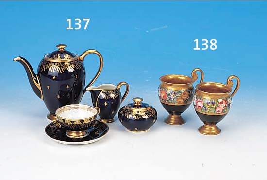 PAAR HENKELTASSEN, NYMPHENBURG, UM 1860/70, PORZELLAN, FEINE BUNTE BLUMENMALEREI, REICHE VERGOLDUNG, IM UNTEREN TEIL SCHWARZ FONDIERT, GESAMTH. ...