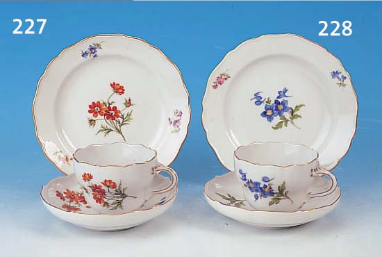 GEDECK, MEISSEN, 2. H. 20 JH., 2 . WAHL, PORZELLAN, BUNTE BLUMENMALEREI, BOUQUETS U. STREUBLüMCHEN, TASSENH. 6,5 CM, D. CA. 9 CM