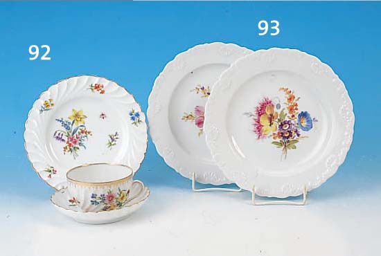 ZWEI GEDECKE, THüRINGEN, UM 1925/30, PORZELLAN, BUNTE BLUMENMALEREI, BOUQUETS, STREUBLüMCHEN UND INSEKTEN, GOLDSTAFFAGE, TASSENH. 6 ...