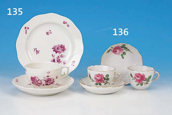 ZWEI GEDECKE, KPM BERLIN, 30ER JAHRE, PORZELLAN, PURPURFARBENE BEMALUNG, BLUMEN- BOUQUETS U. STREUBLüMCHEN, RAND IN TEILREL. ...
