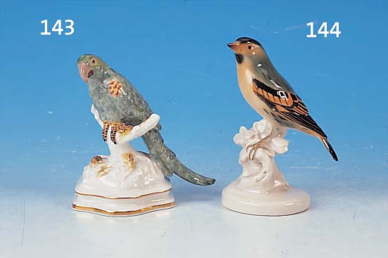 PORZELLANFIGUR, NYMPHENBURG, UM 1870/80, PAPAGEI, BUNTE BEMALUNG, H. CA. 13 CM, GOLD- RäNDER