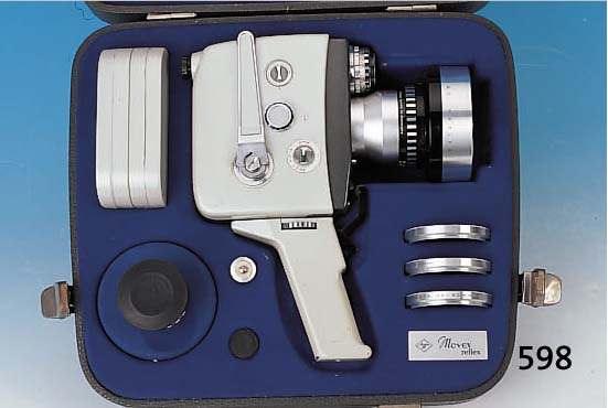 AGFA MOVEX REFLEX 8MM FILMKAMERA-SET, BJ. 1963; KAMERA MIT SCHNEIDER-KREUZNACH VARIOGON 7.5 - 37.5 MM 1:1.8; DAZU MOVESTAR 13MM 1:1.8,DREI FILTER, ...