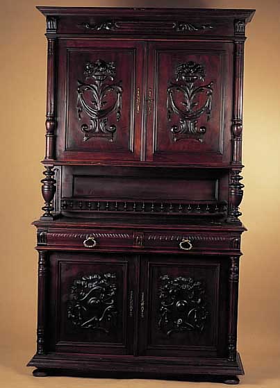 Aufsatzbufett, um 1880/90, Nubaum, geschnitzte Türfüllungen, gedrechselteSäulen, Schlüssel, min. Altersspuren, ca. 235 x 138 x ...