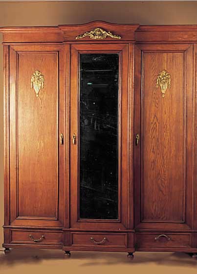 Schlafzimmer, Frankreich, um 1890/1900, Eiche hell, dreitürig, profiliert u. kassett.,facett. Spiegel, Gußappliken, zerlegbar, mit ...