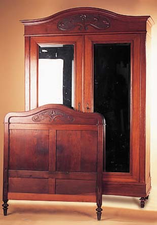SCHLAFZIMMER, JUGENDSTIL, UM 1910, KLEIDERSCHRANK U. BETTENPAAR, EICHE, FLORAL VERZIERT, SPIEGEL FACETT., FüßE Z.T. BESCH., ...