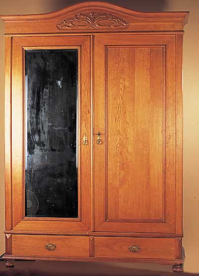 KLEIDERSCHRANK, JUGENDSTIL, UM 1910, EICHE HELL, FACETT. SPIEGEL, ZWEI SOCKEL- SCHUBLADEN, MIN. ALTERSSPUREN, ZERLEGBAR, CA. 227 X 156 X ...