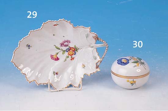 DECKELDOSE, MEISSEN, 2. H. 20. JH., 2. WAHL,PORZELLAN, BUNTE BEMALUNG, BLUMENBOUQUET U. STREUBLüMCHEN, GOLDRäNDER, H. CA. 6,5 CM, D. 9,5 CM