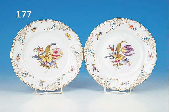 ZWEI TELLER, NYMPHENBURG, UM 1910, PORZEL- LAN, QUALITäTV. BUNTE BEMALUNG, BLUMENBOUQUETSU. STREUBLüMCHEN, RELIEFIERTE RäNDER MIT ...
