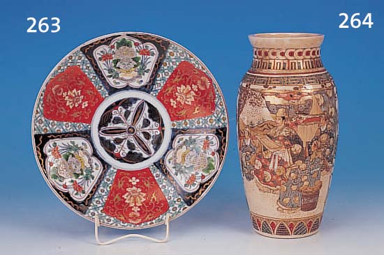 ZIERTELLER, JAPAN, IMARI, UM 1900, PORZEL- LAN, BUNTE FLORALE BEMALUNG, D. 30,5 CM, GOLD-STAFFAGE, MIN. BER.
