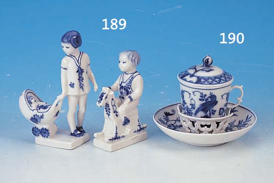 ZWEI SCHOKOLADENTASSEN, MEISSEN, UM 1870/80, PORZELLAN, BLAUE BEMALUNG, BLAUER VOGELDEKOR, MIT VOLLPLAST. ROSE ALS DECKELBEKRöNUNG, UNTERTASSE ...