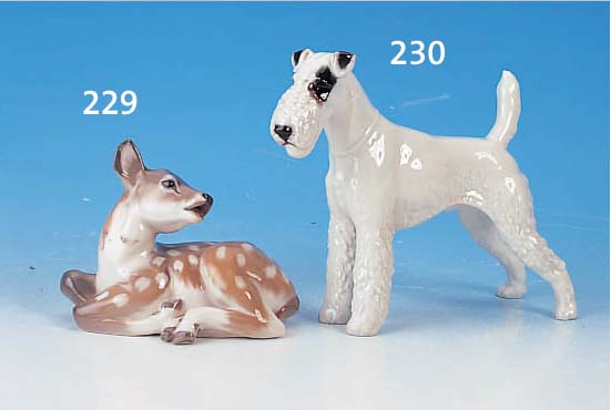 ZWEI PORZELLANFIGUREN, ROYAL COPENHAGEN, 50ER J., SITZENDES REHKITZ, BUNT BEMALT, H. CA. 13 CM, L. CA. 17 CM; MäDCHEN AUF STUHL SITZEND MIT ...