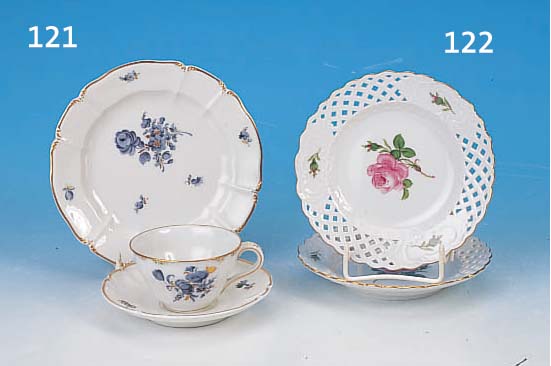 GEDECK, NYMPHENBURG, UM 1950, PORZELLAN, BLAUE BLUMENMALEREI, STREUBLüMCHEN, GOLDSTAF- FAGE, TASSENH. CA. 5 CM; D. CA. 8,5 CM