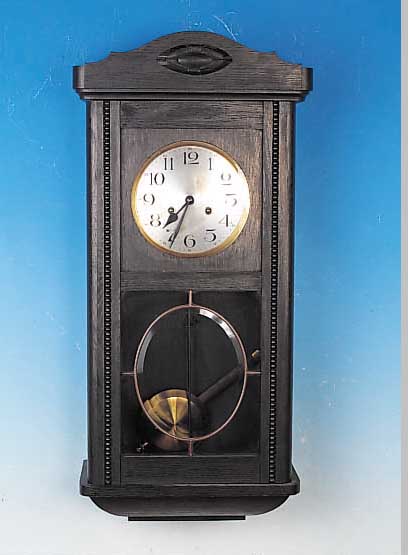 Wanduhr, deutsch, um 1930, schwarz gebeiztesHolzgehäuse, Schwungbereich des Pendels facet-tiert verglast, Zifferblatt versilbert (be- rieben), ...