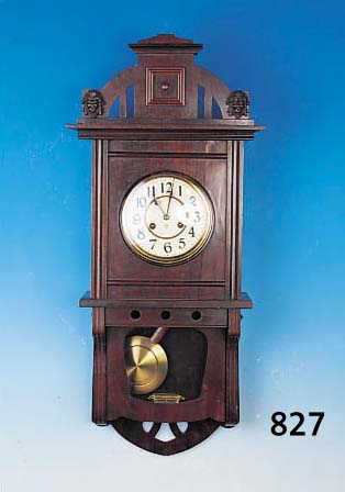 WANDUHR, JUNGHANS, UM 1920/25 VERZIERTES HOLZ-GEHäUSE IM ZEITTYPISCHEN STIL, SCHWUNGBEREICH DES PENDELS VERGLAST, ORGINALAUFSATZ, ZWEIGE- TEILTES ...