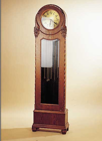 STANDUHR MIT WESTMINSTERSCHLAG, DEUTSCH, UM 1925/30, EICHENGEHäUSE VERZIERT U. GE- SCHNITZT, SEITLICH ABGESETZTE HALBSäULEN, ...
