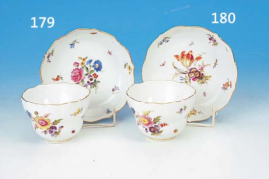 TASSE MIT UNTERTASSE, MEISSEN, UM 1870-80, 1. WAHL, PORZELLAN, REICH BUNT BEMALT MIT BLUMENBOUQUET, STREUBLUMEN UND INSEKTEN, GOLD-RAND, H. CA. ...