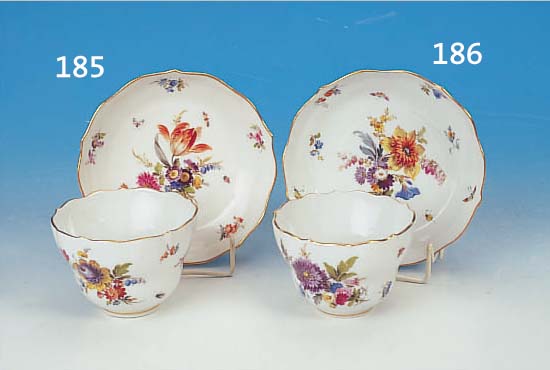 TASSE MIT UNTERTASSE, MEISSEN, UM 1870-80, 1. WAHL, PORZELLAN, REICH BUNT BEMALT MIT BLUMENBOUQUET, STREUBLUMEN UND INSEKTEN, GOLD-RAND, H. CA. ...