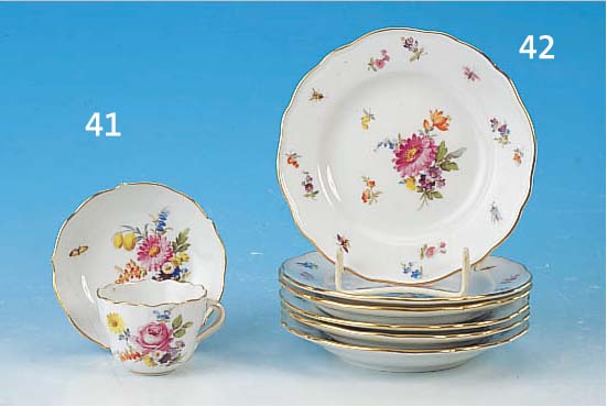 MOKKATASSE M. UNTERTASSE, MEISSEN, UM 1870-80, 1. WAHL, PORZELLAN, REICH BUNT BEMALT MIT BLUMENBOUQUET, STREUBLUMEN UND INSEKTEN, GOLD-RAND, H. CA. ...