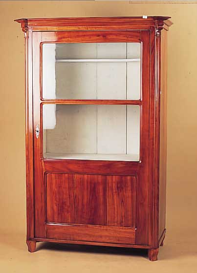 Vitrine, um 1880, Kirschholz massiv, Türen zu 3/4 verglast, Inneneinrichtung, ca. 170 x 113 x 56 cm, mit Alters- und Gebrauchsspuren