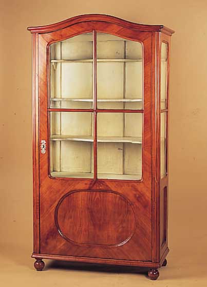 Vitrine, um 1870, Kirschbaum furniert, dreiseitig verglast, Inneneinrichtung, ca. 179 x 95 x 45 cm, mit Alters- und Gebrauchs- spuren