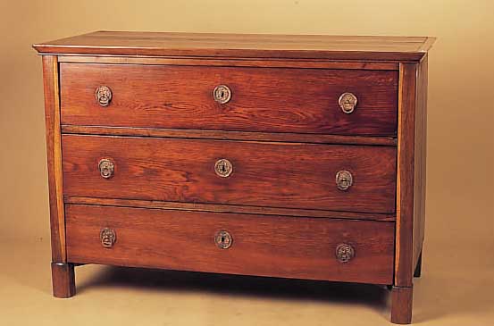 Kommode, um 1850, Eiche massiv, dreischübig,orig. Schlösser, ohne Schlüssel, ca. 89 x 130 x 64 cm, mit Alters- und Gebrauchsspuren