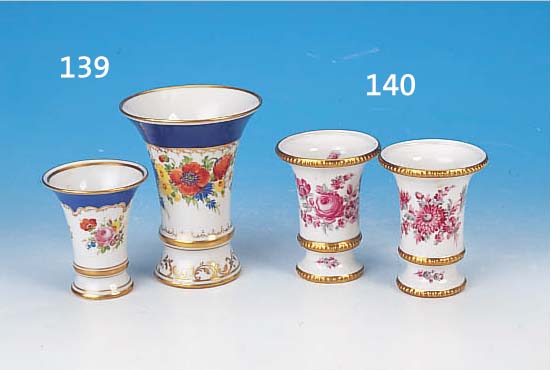 ZWEI VASEN, DRESDEN, DAT. 1935, PORZELLAN, BUNTE BEMALUNG: 1 X UMLAUFENDER BLUMENDEKOR, GOLDSTAFFAGE, KOBALTBLAUER RAND, H. CA. 15 CM;1 X BOUQUETS ...