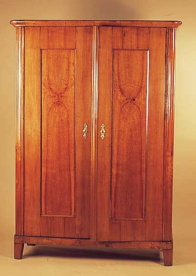 Schrank, um 1880, Ulme massiv und furniert, zweitürig, Türen mit geraden vertieften Fül- lungen, zerlegbar, ca. 182 x 128 x 52 cm, ohne ...