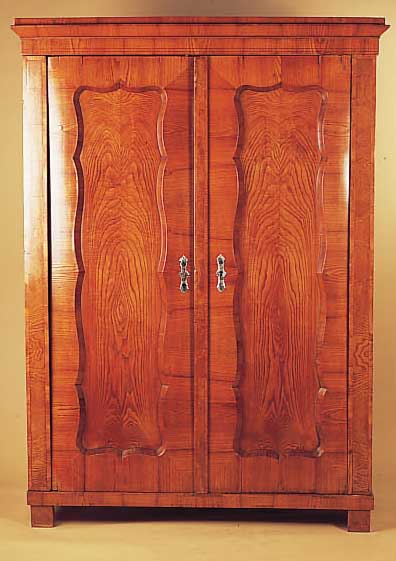 SCHRANK, UM 1860, ULME MASSIV UND FURNIERT, ZWEITüRIG, FADENINTARSIEN, SELBSTZERLEGEND, DA OHNE KEILE, MIT ALTERSBEDINGTEN RISSEN UND KLEINEREN ...