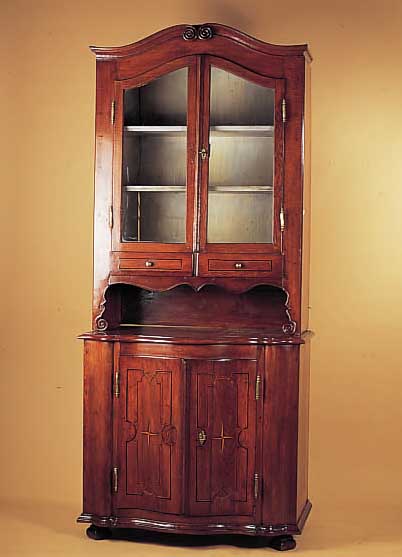 Barockes Aufsatzmöbel, 2. Hälfte 18. Jh., Eiche massiv, Front mehrfach geschwungen, Türen mit Bandelwerk in versch. Hölzern ...