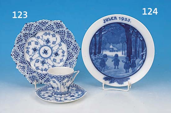 ZWEI GEDECKE, ROYAL KOPENHAGEN, UM 1910, PORZELLAN, BLAUE BEMALUNG, ZWIEBELMUSTER, RäN-DER KUCHENTELLER MIT PARTIELLER DURCHBRUCH- ARBEIT, ...