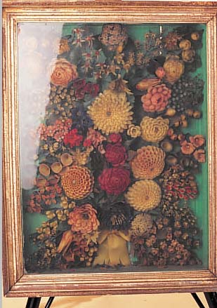GROßES EINGERICHT, WOHL ÖSTERREICH/UNGARN, 2. HäLFTE 19. JH., REICHHALTIGES WACHS- BLUMENENSEMBLE, CA. 74 X 58 CM