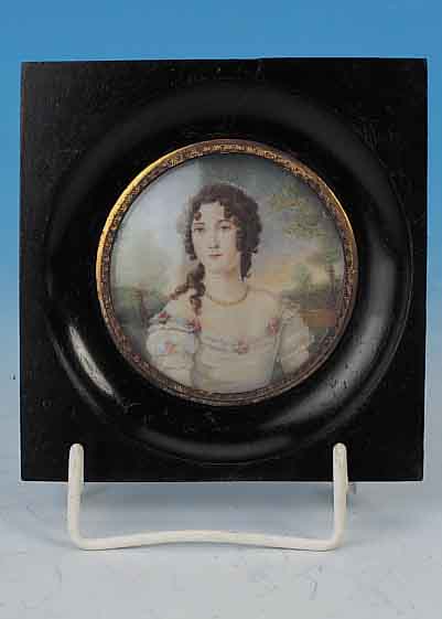 MINIATUR, FRANKREICH, ENDE 19. JH., PORTRAIT EINER DAME, AUF ELFENBEIN GEMALT, HOLZRAHMEN, UNTER GLAS, D. 7 CM