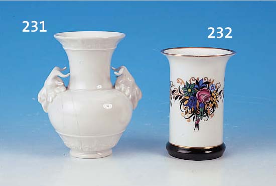 VASE, LORENZ HUTSCHENREUTHER SELB, ABTEILUNG KUNST, ENTWURF PROF. FRITZ KLEE, PORZELLAN BEMALT, GOLDSTAFFAGE, H. 15.5 CM