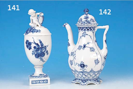 KAFFEEKANNE, ROYAL KOPENHAGEN, UM 1910, PORZELLAN, BLAUE BEMALUNG, ZWIEBELMUSTER, DECKEL MIT PARTIELLER DURCHBRUCHARBEIT, H. 30 CM
