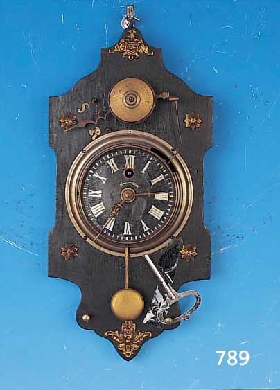 WANDUHR MIT WECKER, WOHL FRANKREICH UM 1920, AUF HOLZBRETT MONTIERT MIT APLIKATIONEN SCHWARZES GLASZIFFERBLATT, WECKERSCHLAG AB- STELLBAR, ...