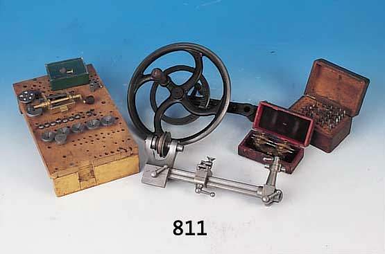 KONVOLUT UHRMACHERWERKZEUG, BESTEHEND AUS A)DREHMASCHINE, AUFNAHME 6 MM, WANGENLäNGE 25,5 CM, STICHELAUFLAGE, REITSTOCK (BESCH.), 5 STU-FENFUTTER, ...