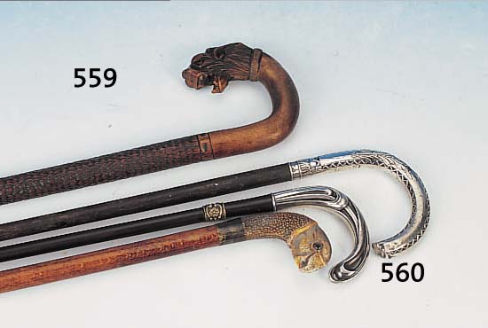 KONVOLUT AUS DREI SPAZIERSTöCKEN, UM 1900, 2 X 800ER SILBER, JUGENDSTILDEKOR, L. CA. 78 CM BZW. 90 CM, 1 X BEIN GESCHNITZT IN FORM EINES ...