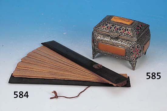 DECKELKäSTCHEN, ALGERIEN, UM 1910, KABYLEI, SILBERSUD, MIT APPLIKATIONEN AUS BERNSTEINFARBENEM CELLULOID, AUFWENDIGER DEKOR, ...