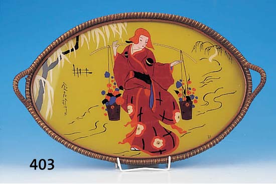 TABLETT, FRANKREICH, UM 1925/30, BUNTE BEMA-LUNG UNTER GLAS, FRAU IN KIMONO MIT BLUMENKöR-BEN, JAPONISIERENDE DARSTELLUNG, L. 56 CM, SIGN. ANY, ...
