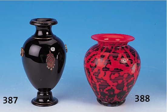 PAAR VASEN, ENGLAND, UM 1895, GLAS, SCHWARZ STAFFIERT, BUNTE EMAILMALEREI, GOLDSTAFFAGE, DIESE L. BER., H. 25 CM