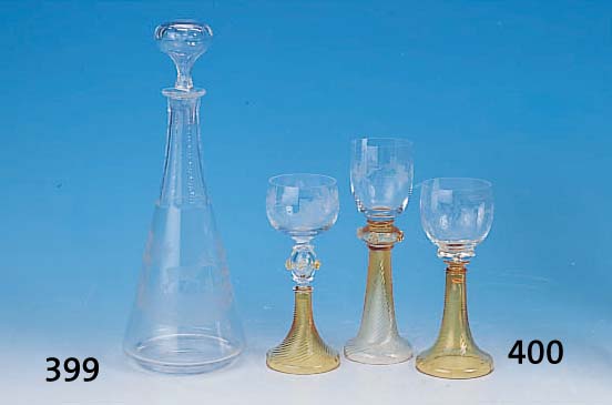 ZWEI KARAFFFEN, UM 1900/10, FARBLOSES GLAS, JE EINE GRAVIERTE JAGDSZENE, SPRINGENDES WILD, PARTIELL FACETTIERT, H. CA. 35 CM