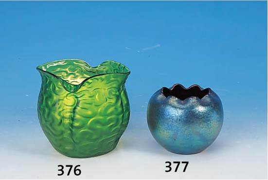 VASE, LöTZ, UM 1905/06, GRüNES GLAS, GEZO- GENE RäNDER, WELLENDEKOR, H. 15 CM, MIN. AL- TERSSP.