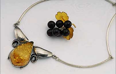 SCHMUCKKONVOLUT AUS BERNSTEIN, BEST. AUS: COLLIER MIT BERNSTEINTROPFEN MIT EINSCHLüSSEN, 925ER SILBER, HANDARBEIT, GEO- METRISCHER ...