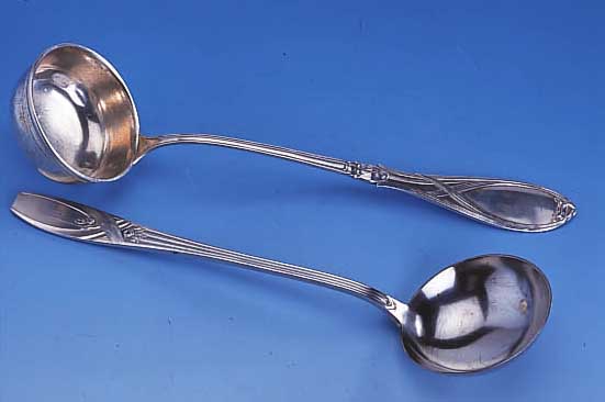 KONVOLUT 2 SUPPENKELLEN, 1 X DEUTSCH, 800ER SILBER, UM 1900, REINER JUGENDSTIL, 1 X METALL VERSILBERT, UM 1900, REINER JUGEND-STIL, ...