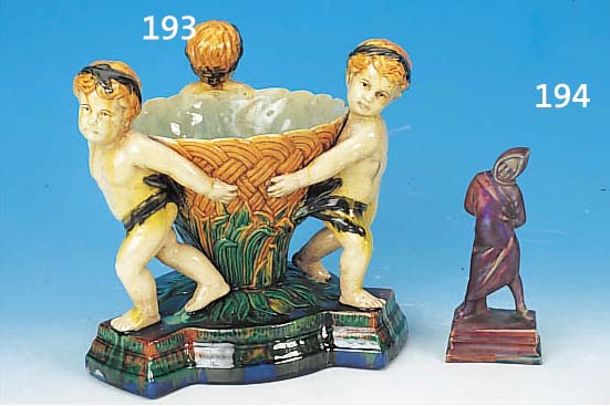 FUßSCHALE, WOHL ENGLAND, UM 1930, STEINGUT, MIT DREI PUTTI VERZIERT, BEMALT, H. 27 CM, D. 27 CM